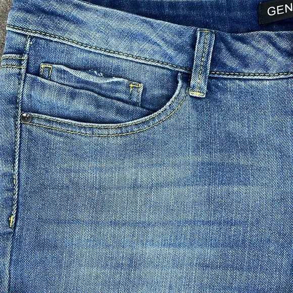 EUC Generra denim distressed capris - Picture 3 of 16